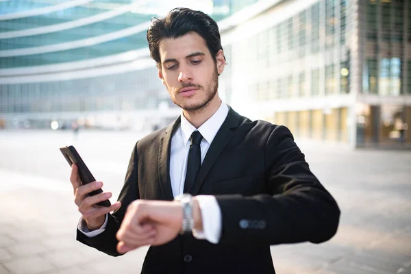 Portrét Usměvavého Obchodníka Hovořícího Telefonu — Stock fotografie