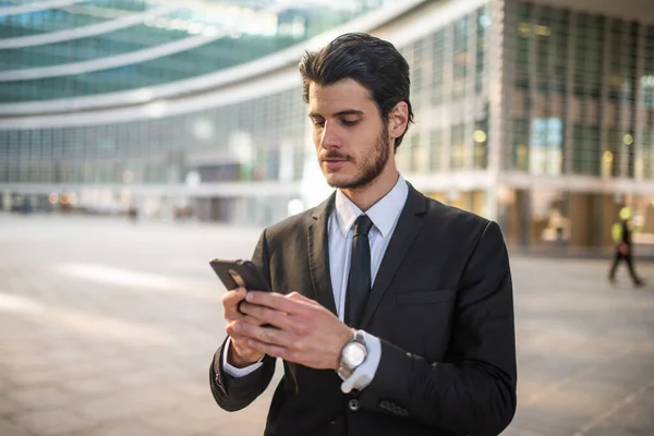 Zakenman Houdt Mobiele Smartphone Met Behulp Van App Sms Bericht — Stockfoto