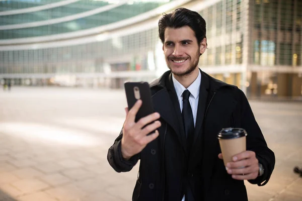 Obchodní Muž Sledující Jeho Smartphone Při Pití Kávy — Stock fotografie