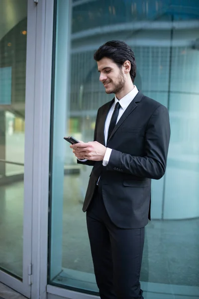 Zakenman Met Behulp Van Een App Zijn Smartphone Een Zakelijke — Stockfoto