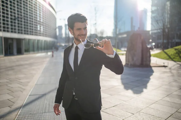 Portret Van Een Zakenman Die Een Stad Loopt — Stockfoto