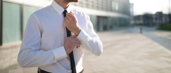 Dettaglio Uomo Affari Che Aggiusta Bracciale Della Camicia — Foto Stock