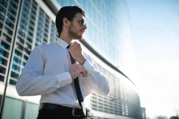 Detalhe Homem Negócios Ajustando Punho Camisa — Fotografia de Stock