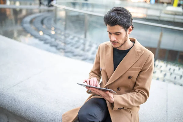 Jongeman Met Behulp Van Zijn Tablet Outdoor Een Stad — Stockfoto