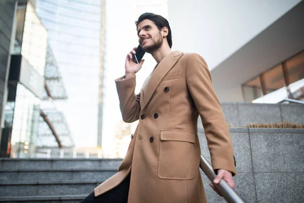 Usmívající Muž Mluví Telefonu Zatímco Jde Dolů Schodech — Stock fotografie