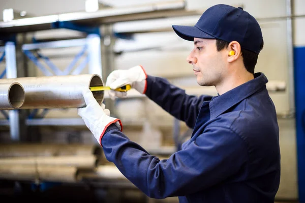 Werknemer Een Industriële Fabriek Die Grootte Van Een Pijp Meet — Stockfoto