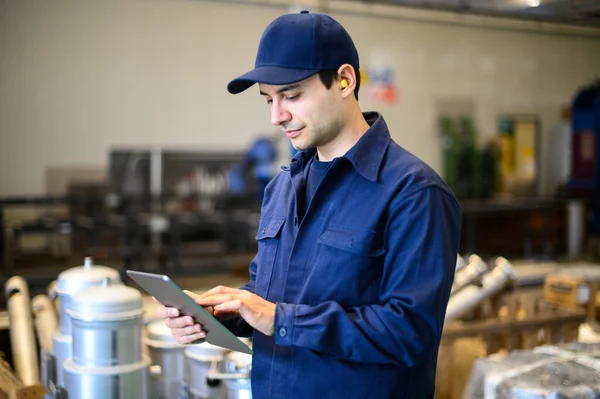 Portrait Engineer Using Tablet Facility — Stock Photo, Image