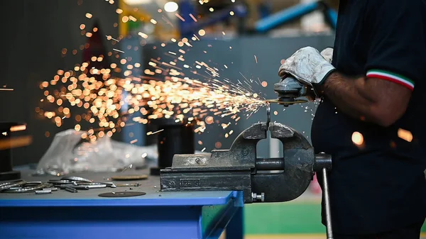 Arbeiter Bedient Einen Winkelschleifer Und Macht Viele Funken Nahaufnahme — Stockfoto