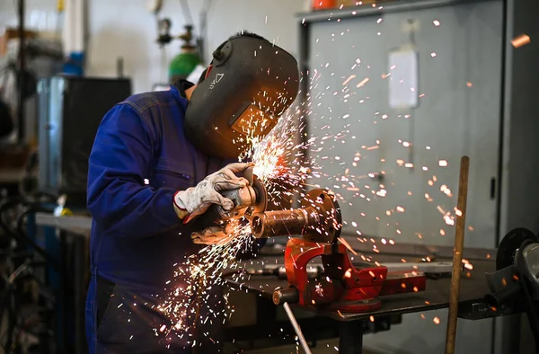 Werknemer Die Een Haakse Slijper Bedient Veel Vonken Maakt — Stockfoto