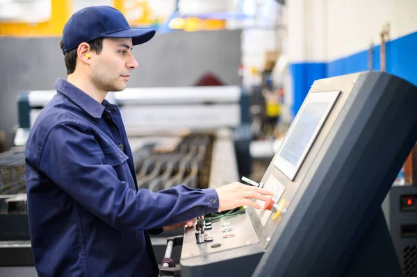 Werknemer Die Een Machine Bedient Een Fabriek — Stockfoto