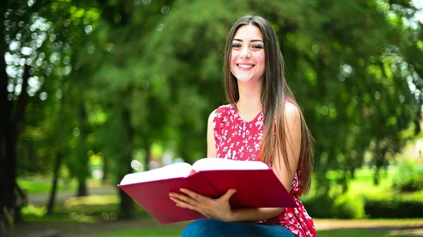 Hermosa Estudiante Universitaria Leyendo Libro Banco Parque —  Fotos de Stock