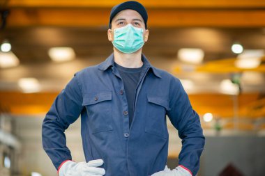 Coronavirus covid-19 salgını sırasında maske takan bir işçi.