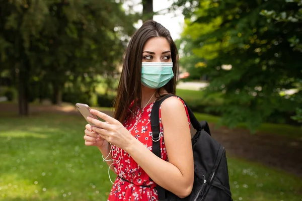 Mujer Joven Enmascarada Usando Teléfono Móvil —  Fotos de Stock