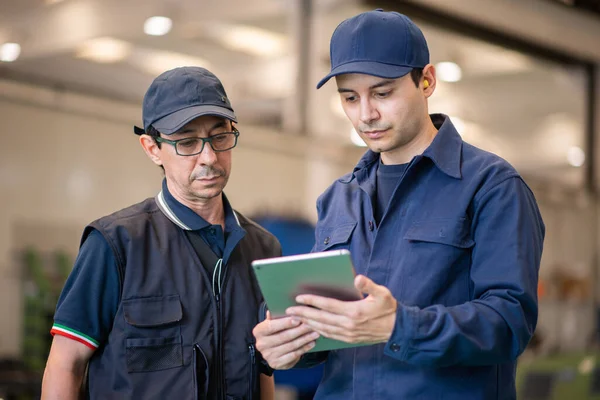 Deux Travailleurs Utilisant Une Tablette Dans Une Usine Moderne — Photo