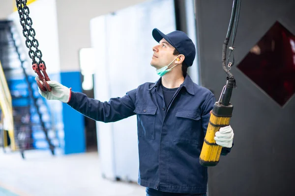 Trabajador Moviendo Una Grúa Una Instalación Industrial —  Fotos de Stock