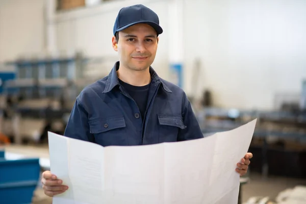 Blue Dressed Engineer Reading Blueprint Drawing Industrial Facility — Stock Photo, Image