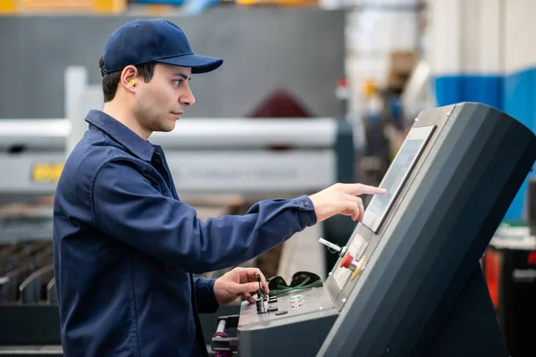 Fabrikarbeiter Mit Einer Plasmaschneidmaschine — Stockfoto