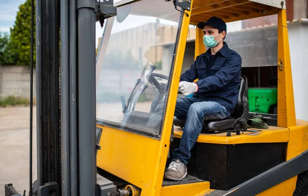 지게차를 사용하는 노동자 공장에서 일하는 운전기사 — 스톡 사진