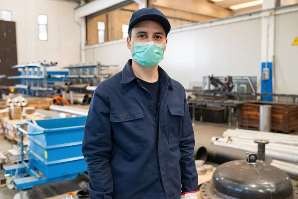 코로나 바이러스가 유행하는 마스크를 공장에서 일하는 노동자 — 스톡 사진