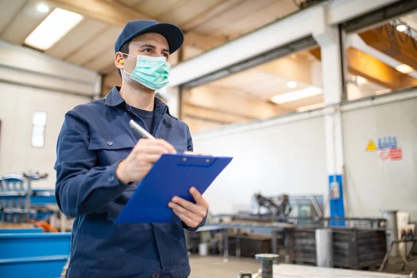 Industriearbeiter Schreibt Einer Fabrik Einem Dokument — Stockfoto