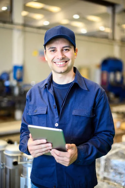 Retrato Engenheiro Usando Tablet Uma Instalação — Fotografia de Stock