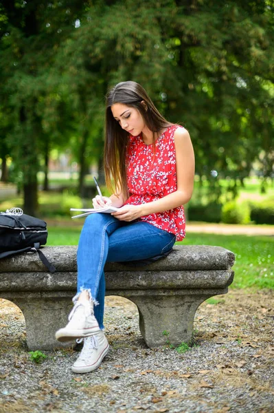 Bella Studentessa Universitaria Che Legge Libro Una Panchina Parco — Foto Stock