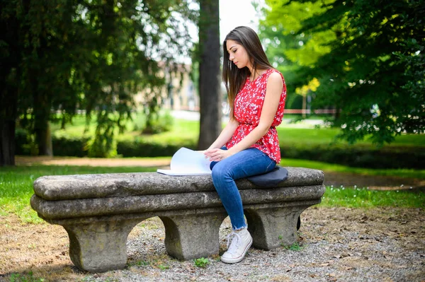 Bella Studentessa Universitaria Che Legge Libro Una Panchina Parco — Foto Stock