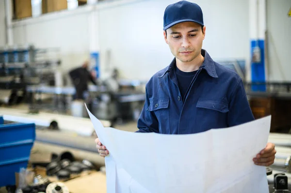 Ein Ingenieur Betrachtet Einen Bauplan Einer Anlage — Stockfoto