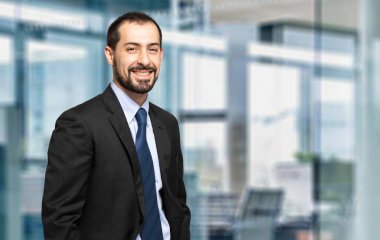 Genç müdür ofisinde.