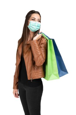 Alışveriş torbaları tutan kadın. Beyaz arkaplanda izole
