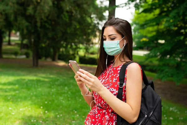 Masked Woman Listening Music Park Coronavirus Pandemic — Stock Photo, Image