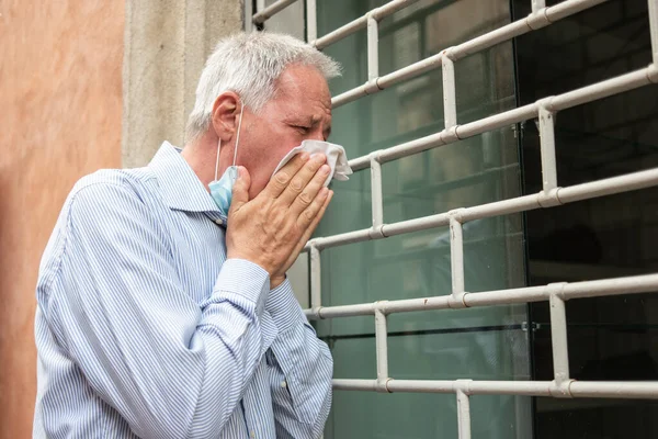 Verzweifelter Kaukasischer Ladenbesitzer Vor Seinem Geschäft Wegen Coronavirus Pandemie Geschlossen — Stockfoto