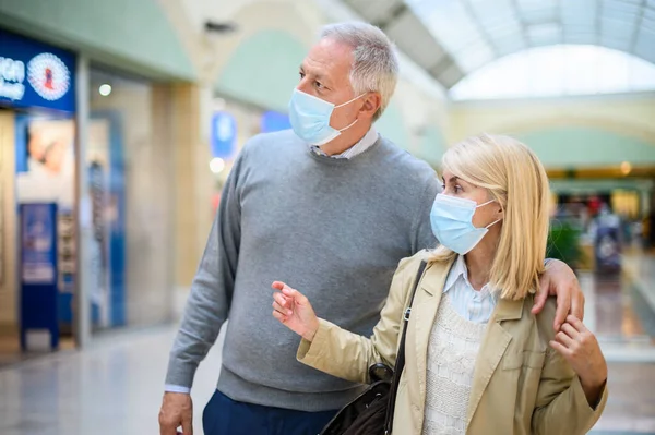 Coppia Anziana Shopping Centro Commerciale Coronavirus Volte Indossando Maschere — Foto Stock