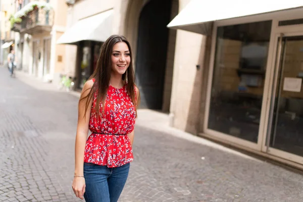 Yaşlı Bir Caddede Yürüyen Gülümseyen Genç Bir Kadın — Stok fotoğraf