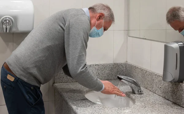 Hombre Mayor Lavándose Las Manos Baño Público Concepto Prevención Del —  Fotos de Stock