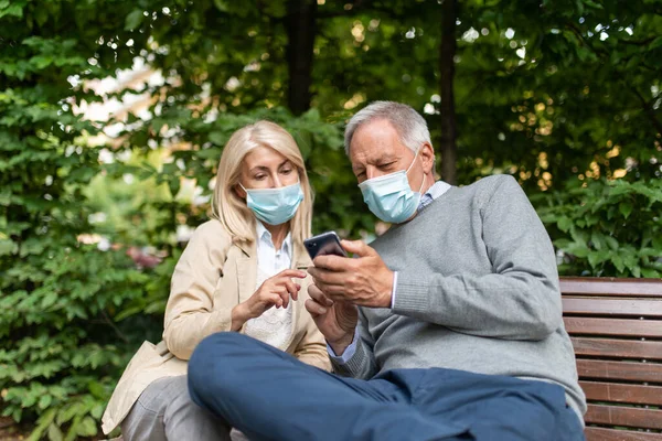 Pareja Adulta Usando Teléfono Celular Parque Durante Pandemia Coronavirus — Foto de Stock