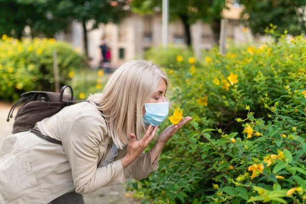 Жінка Яка Намагається Відчути Запах Квітки Носить Маску Парку Концепція — стокове фото