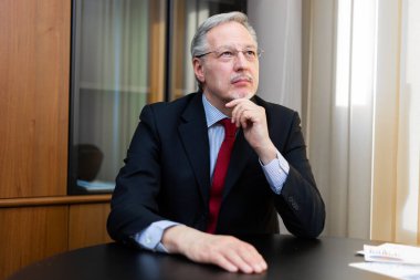 Ofisinde düşünceli bir yönetici.