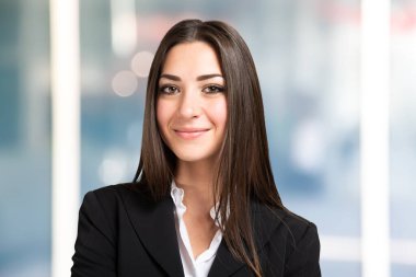 Gülümseyen genç iş kadını ofis portresi