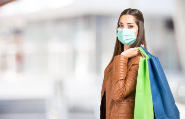 Coronavirus salgını sırasında kadın alışverişi, parlak beyaz arka plan