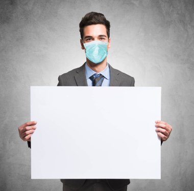 Beyaz pano tutan maskeli bir işadamının portresi, Coronavirus covid konsepti.