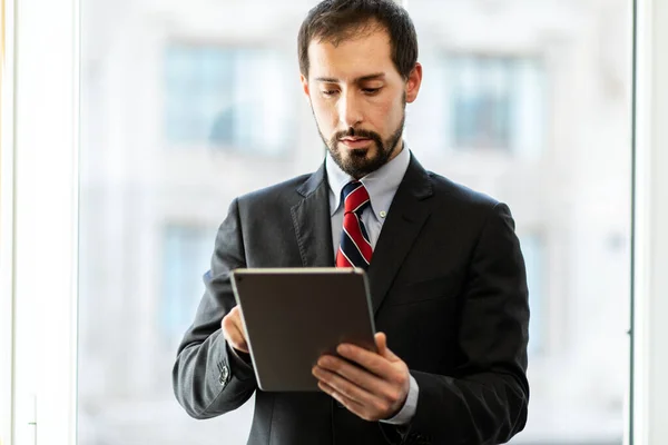 Manager Utilizzando Tablet Digitale Nel Suo Ufficio — Foto Stock