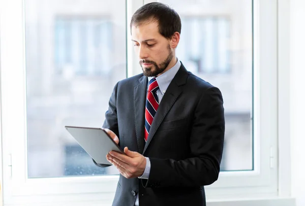 Manager Utilizzando Tablet Digitale Nel Suo Ufficio — Foto Stock