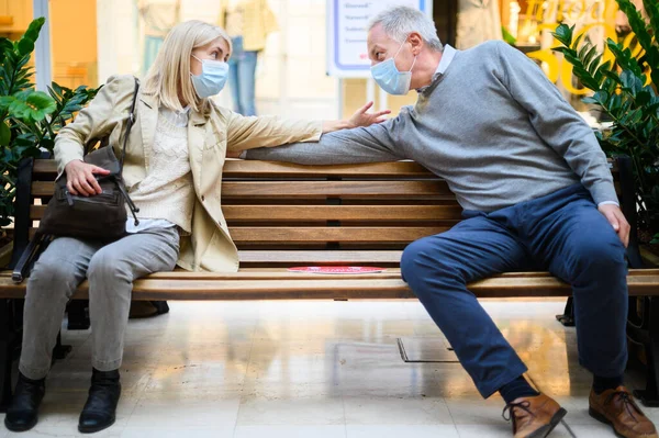 Senior Par Försöker Kramas Samtidigt Som Ett Säkerhetsavstånd Coronavirus Nödsituation — Stockfoto