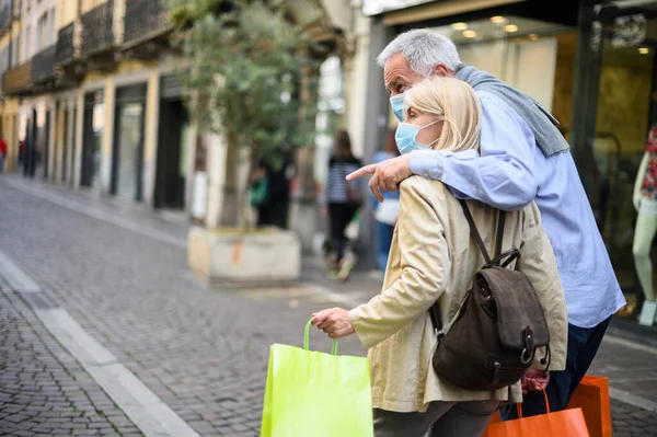 Pareja Mayor Compras Aire Libre Tiempos Coronavirus Con Máscaras —  Fotos de Stock