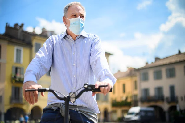 Чоловік Використовує Електронний Велосипед Носить Маску Через Надзвичайну Пандемію Коронавірусу — стокове фото