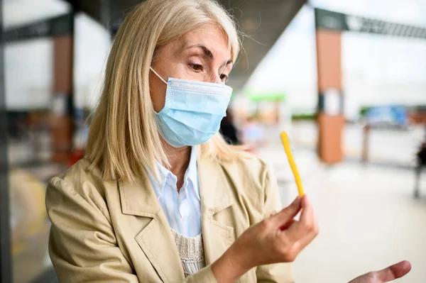 Mujer Madura Tratando Comer Freír Francés Con Una Máscara Concepto — Foto de Stock