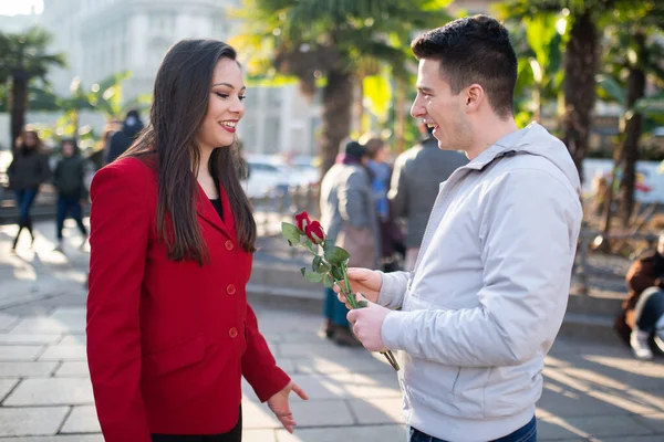 Guy Dando Fiore Rosa Alla Sua Ragazza — Foto Stock