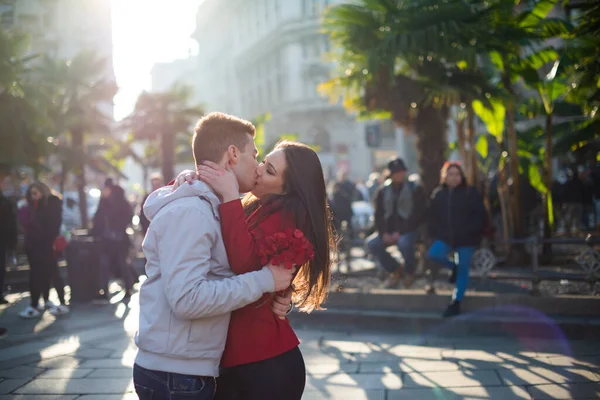 Jovem Casal Beijando Livre Uma Cidade Grande — Fotografia de Stock