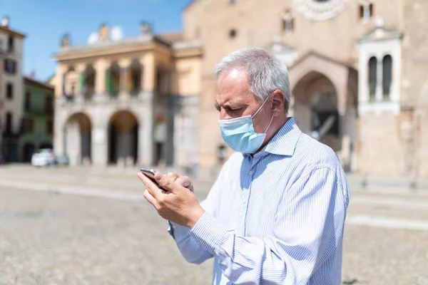 Hombre Enmascarado Usando Teléfono Inteligente Aire Libre Una Gran Plaza — Foto de Stock